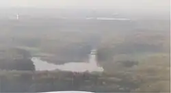 Amsterdamse Bos gezien naar het zuiden, met op de voorgrond de Grote Speelvijver en achter de Brug van Broerse