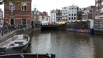 Brug 1 met links onderbouw van de Munt en rechts kassen van de Bloemenmarkt (mei 2018)