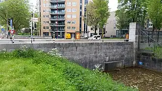 Brug 113 over een duiker, naar het oosten gezien rechts onder blauwe bord is een andere duiker te zien (mei 2018)