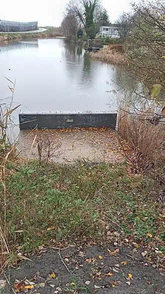 Karakteristiek eind van duiker 1170 met links Gaasperdammerweg met ernaast de loop- en fietsroute Geerdinkhofpad, rechts bebouwing Kantershof (november 2021)