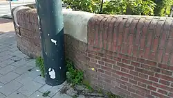 Amsterdamse School-metselwerk om tram/lantaarn heen (september 2019)