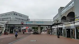 Reigersbosmetrobrug met links ingang metrostation en rechts poortgebouw (juli 2019)