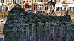 Een beeld van Remiëns, geheel verweerd (februari 2019)