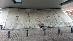 Code in reliëf in noordelijk landhoofd (juli 2019)