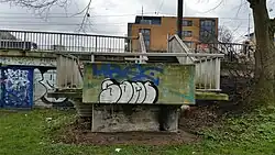 Trapje naar de voormalige speelplaats. Links is de afsluiting van de onderdoorgang te zien. (maart 2019)