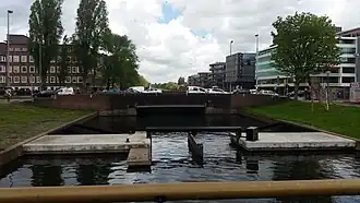 Brug 427 naar het oosten gezien (april 2018) Op de voorgrond een sluisje