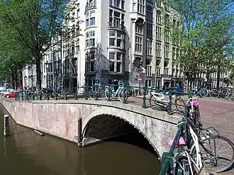 Brug 52 (juni 2017) Op de achtergrond het Astoria