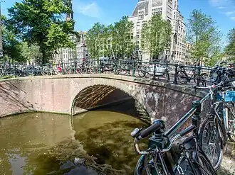 Brug 53 (juli 2017) Op de achtergrond het Astoria