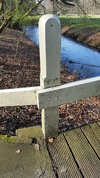 Bewerkte baluster (maart 2019) Achtergrond: doodlopend slootje