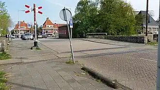 Brug 590 met op de achtergrond Amsterdamseweg; op de voorgrond spoor van de Museumtram (april 2019)