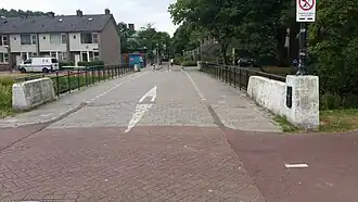 Brug 613 (juli 2018) links huizen Du Perronstraat
