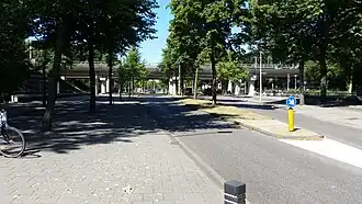 Charley Tooropbrug (juni 2018) De leuning begint midden links Op de achtergrond metro- en spoorviaduct Robert Fruinlaan