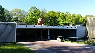 Brug 673 met links betonplastiek, midden de noordelijke hond en rechts de ingang van het boostergemaal (mei 2018)