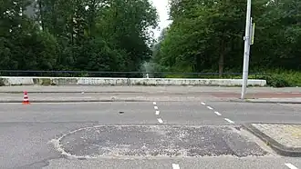 Het wegdek met leuning van voormalige brug 685 (juni 2018)