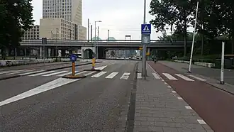 Brug 708 direct achter het zebrapad De Pieter Calandspoorbrug op achtergrond (juni 2018)