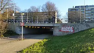 Zijaanzicht van brug 758 (februari 2019) Boven Cornelis Lelylaan; flats van Eastonstraat