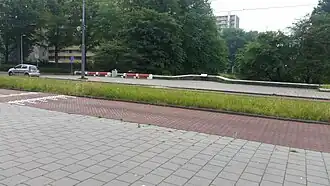 Brug 760 van noord naar zuid met bankjes en bloembak (rechts) (juni 2018)