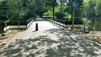 Brug 824 met eenzaam Amsterdammertje (juli 2019)