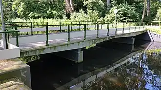 Zijaanzicht van brug 826 (noordzijde, juli 2019)