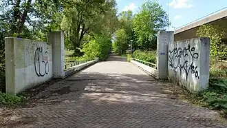 Kijk op brug 841 richting park, op de achtergrond de verplaatste hekwerken (april 2019)