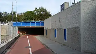 Brug 864 met keerwand naar brug 866 en betonnen plastieken in de wand (september 2018)