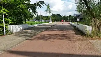 Brug 870 richting Amstel; rechts Rozenoordbruggen (april 2019)