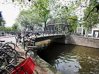 Brug 94 (september 2017) met op de achtergrond de (zwarte) woning van Stalpaert