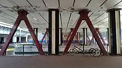 Ondersteuning brug 95; in de zwartwit pilaren zitten hemelwaterafvoeren (september 2019)