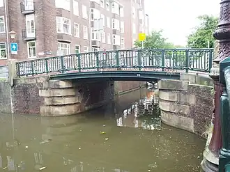 Brug 98 met op achtergrond woonblok (2016)