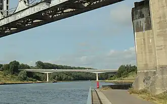 Brug bij Gellik-Kompveld, gezien vanaf het jaagpad onder de spoorbrug bij Gellik