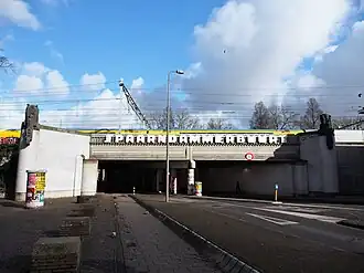 Spaarndammerspoorbrug, zuidkant (februari 2017) Links en rechts beelden van Krop