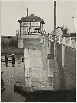 Het brugwachtershuisje na de aanvaring van 6 december 1951