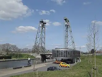 Brugbedieningscentrum Steekterpoort met op de achtergrond Hefbrug&nbsp;Gouwesluis