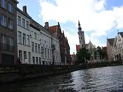 De Spinolarei (links), gezien van op het water van de Spiegelrei; op de achtergrond: het Jan van Eyckplein en de Poortersloge