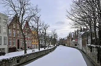 De Steenhouwersdijk in de winter, van op de Meebrug.