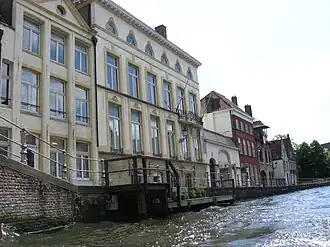 Enkele gevels langs de Sint-Annarei.