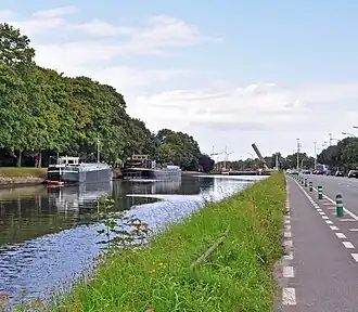 De Buiten Kruisvest; op de achtergrond: de Dampoort