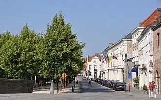 De straat Dijver loopt langs het gelijknamige kanaal.