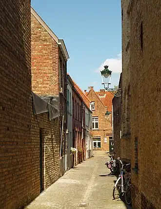 De Drie Zwanenstraat, gezien in de richting van de Korte Rijkepijndersstraat