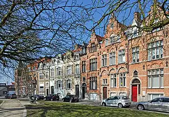 De Ezelpoort (straat), gezien vanaf de Koningin Elisabethlaan