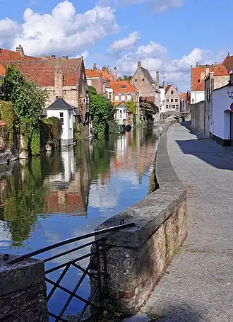 De straat Gouden-Handrei loopt langs het gelijknamige kanaal.