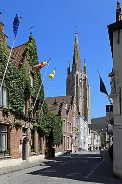 De Heilige-Geeststraat in zuidelijke richting gezien, met op de achtergrond de toren van de Onze-Lieve-Vrouwekerk