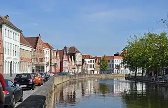 De Langerei (waterweg), met links de Langerei (straat) en rechts, met bomen, de Potterierei (straat)