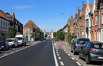 De Moerkerkse Steenweg, met in de verte de Kruispoort