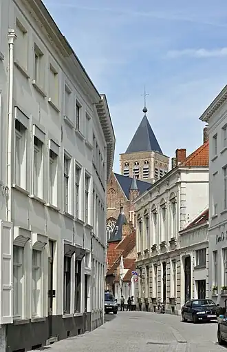Gezicht op de Moerstraat met op het einde de Sint-Jakobskerk