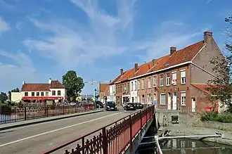 Het Sasplein gezien vanaf de Wulpenstraat. Op de achtergrond links: Café du Phare (beschermd monument vanwege een gedeeltelijk bewaarde vestingtoren van de tweede stadsomwalling).