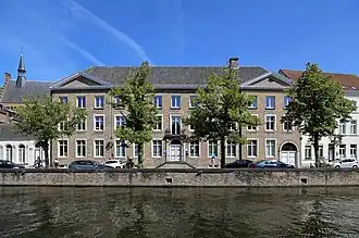 Hoofdgebouw van het Sint-Leocollege aan de Potterierei