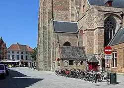 Sint-Salvatorskerkhof (westzijde)