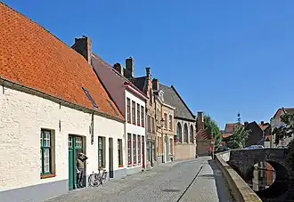 De straat Speelmansrei langs de gelijknamige gracht met rechts de Sleutelbrug.