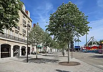 Vrijdagmarkt. Aan de overzijde van de rijweg ligt 't Zand.